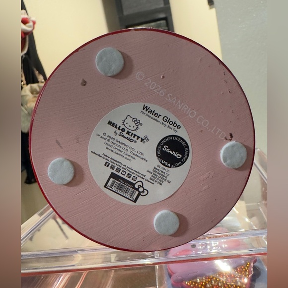 Sanrio Hello Kitty Snow Globe - Picture 4 of 4